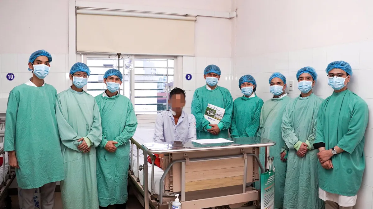 Tiến h&agrave;nh th&agrave;nh c&ocirc;ng ca gh&eacute;p thận chỉ c&oacute; hai nơi tr&ecirc;n thế giới thực hiện- Ảnh 2.