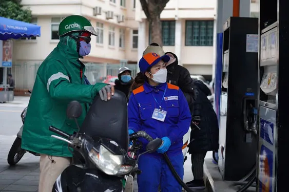 Gi&aacute; xăng giảm nhẹ, dầu diesel tăng hơn 400 đồng mỗi l&iacute;t- Ảnh 1.