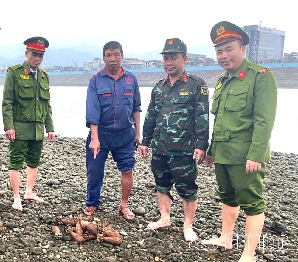 16 quả đạn cối được ph&aacute;t hiện, thu hồi dưới ch&acirc;n cầu H&ograve;a B&igrave;nh - Ảnh 1.