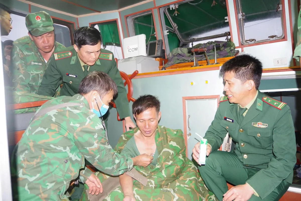 Nghệ An: Cứu sống hai anh em ruột gặp nạn trên biển - Ảnh 1.