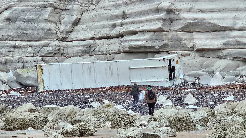 H&agrave;ng ng&agrave;n t&uacute;i khoai t&acirc;y chi&ecirc;n v&agrave; h&agrave;nh t&acirc;y tr&ocirc;i dạt v&agrave;o bờ biển Anh - Ảnh 2.