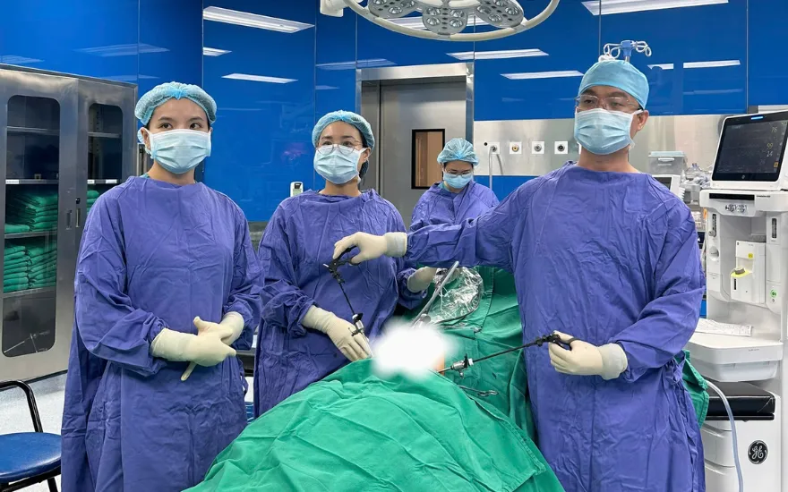 B&oacute;c u buồng trứng khổng lồ 20cm cho&aacute;n to&agrave;n ổ bụng- Ảnh 3.