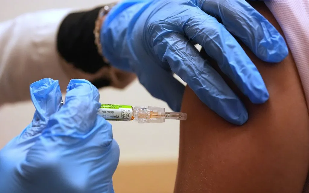 Các chuyên gia y tế tiếp tục khuyến cáo người dân tiêm vaccine cúm càng sớm càng tốt (Ảnh: AP)