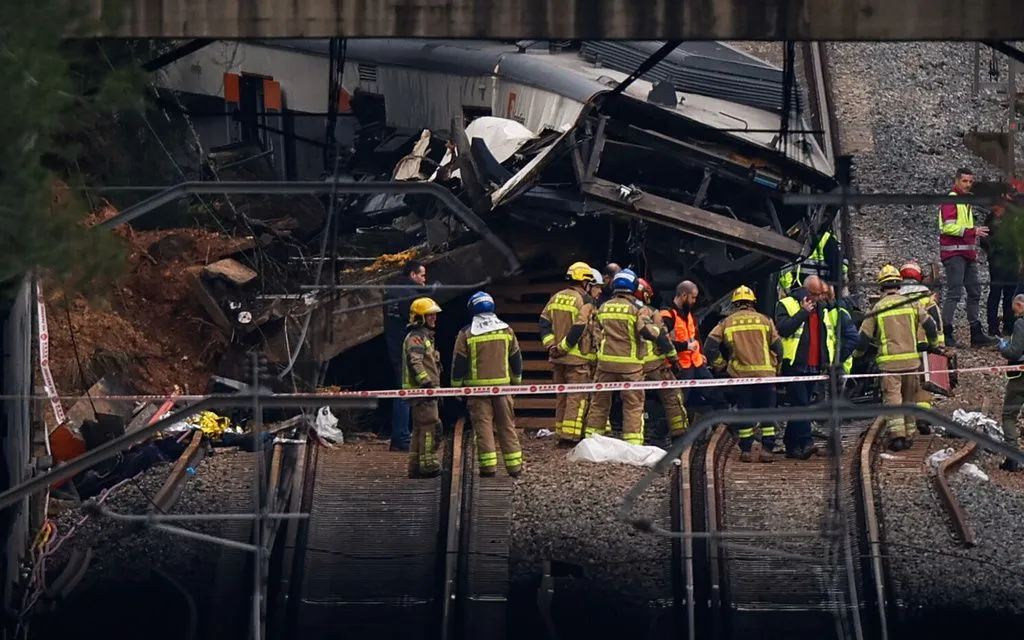 Cảnh sát và lính cứu hỏa kiểm tra hiện trường sau vụ tàu trật bánh do tường chắn sập tại Gelida, gần Barcelona, Tây Ban Nha, ngày 21/1/2026 (Ảnh: AP)