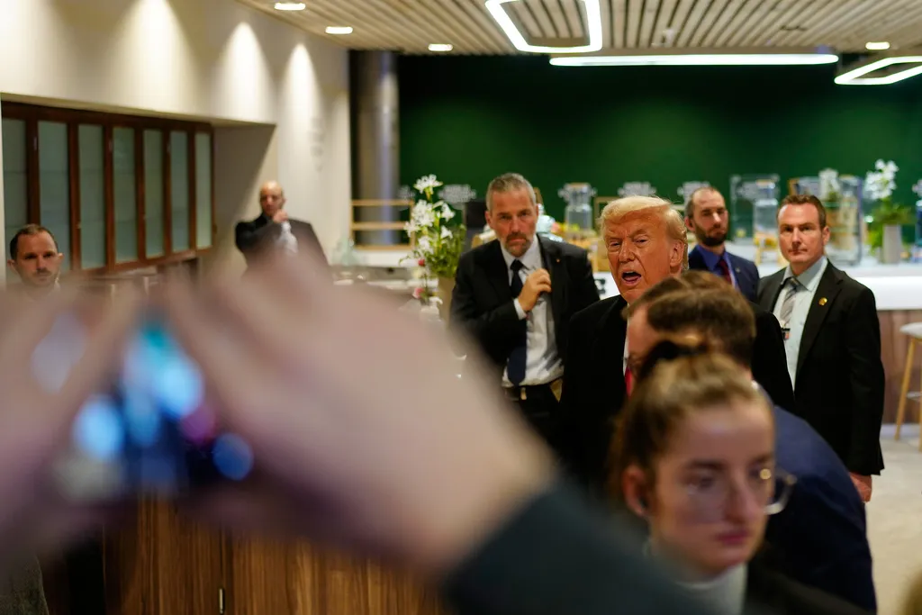 Những điểm đ&aacute;ng ch&uacute; &yacute; từ b&agrave;i ph&aacute;t biểu của Tổng thống Donald Trump tại Davos - Ảnh 1.