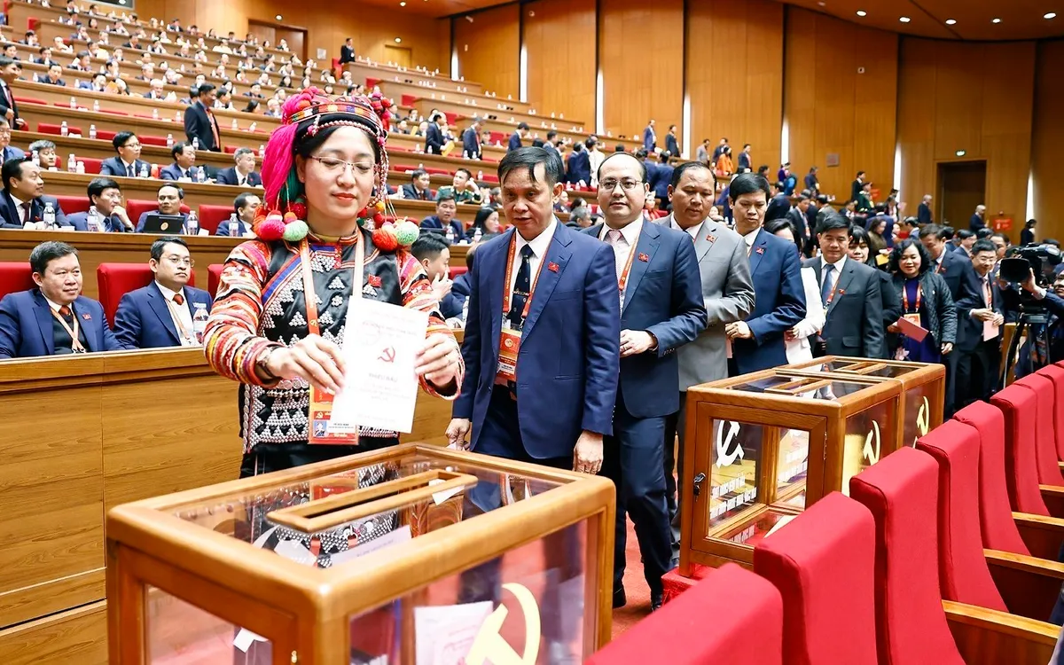 Các đại biểu bỏ phiếu bầu cử Ban Chấp hành Trung ương Đảng khóa XIV. Ảnh: TTXVN