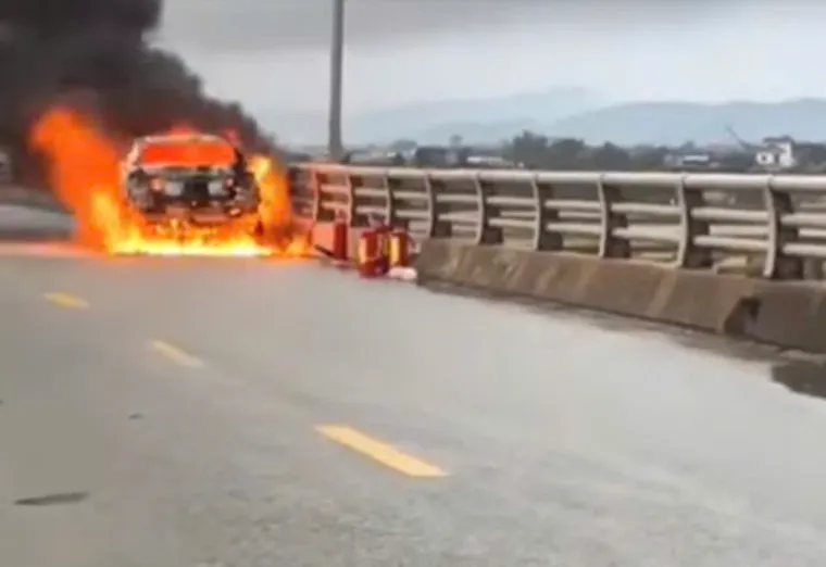 Ô tô bốc cháy dữ dội trên cầu ở Nghệ An, 3 người may mắn thoát nạn- Ảnh 2. Ô tô bốc cháy dữ dội trên cầu ở Nghệ An, 3 người may mắn thoát nạn- Ảnh 2.