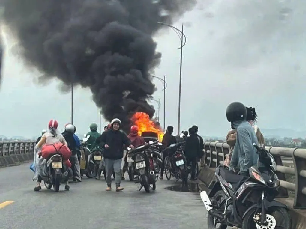 Ô tô bốc cháy dữ dội trên cầu ở Nghệ An, 3 người may mắn thoát nạn- Ảnh 1. Ô tô bốc cháy dữ dội trên cầu ở Nghệ An, 3 người may mắn thoát nạn- Ảnh 1.