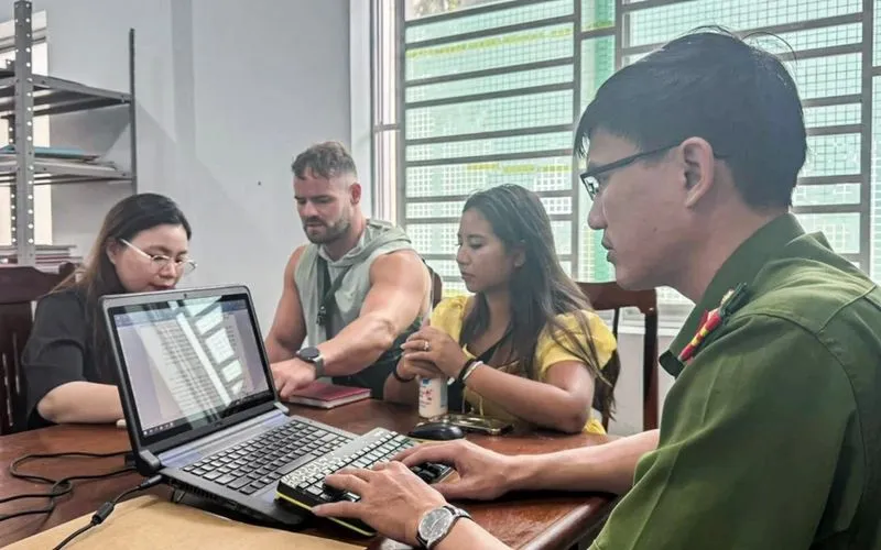 Vợ chồng bà Scheibner Nguyễn Kim Thanh được mời đến Công an phường Đông Hải nhận lại tài sản đã bị trộm cắp. Ảnh: CAKH.