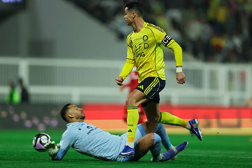 Ronaldo lập cột mốc 960 b&agrave;n, gi&uacute;p Al Nassr chiếm lại ng&ocirc;i nh&igrave; Saudi Pro League- Ảnh 1.