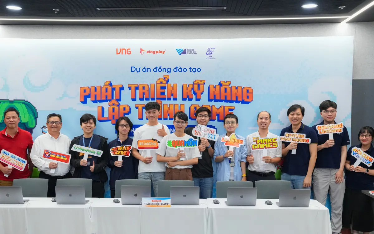 Các đội tham gia thuyết trình game tại lễ tổng kết dự án đồng đào tạo lập trình game năm 2025
