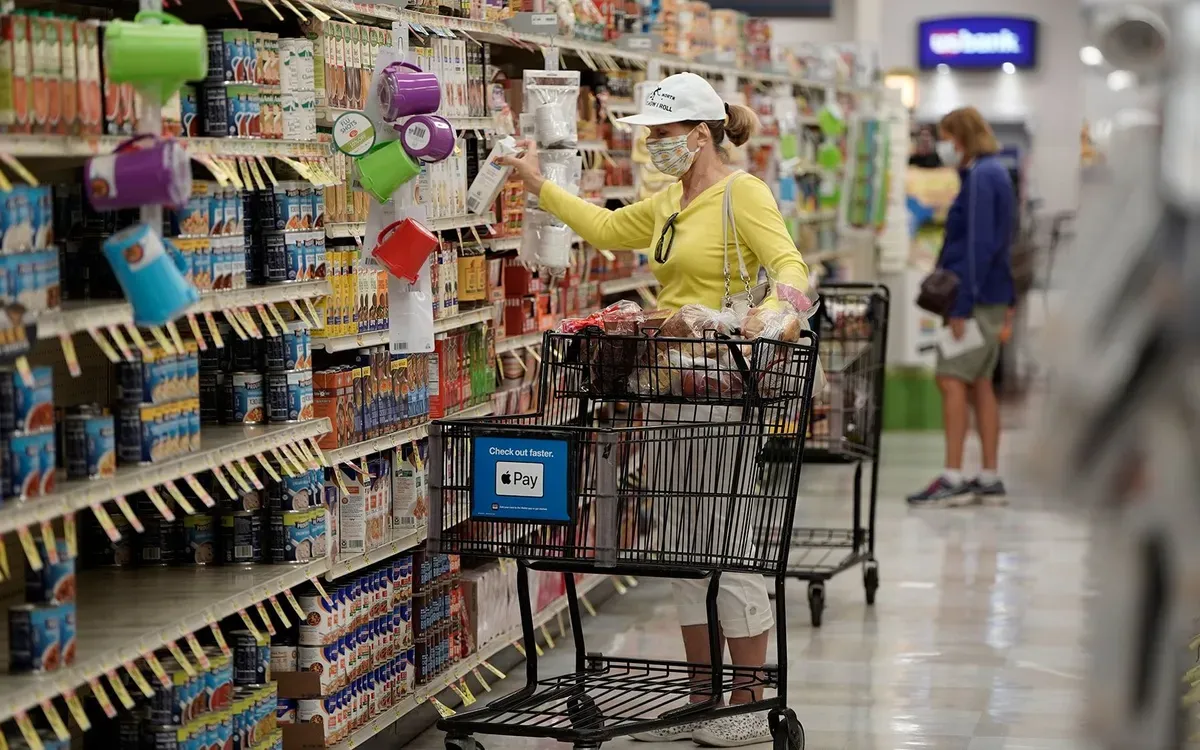 Gi&aacute; cả neo cao buộc nhiều hộ gia đ&igrave;nh Mỹ thắt chặt chi ti&ecirc;u- Ảnh 1.