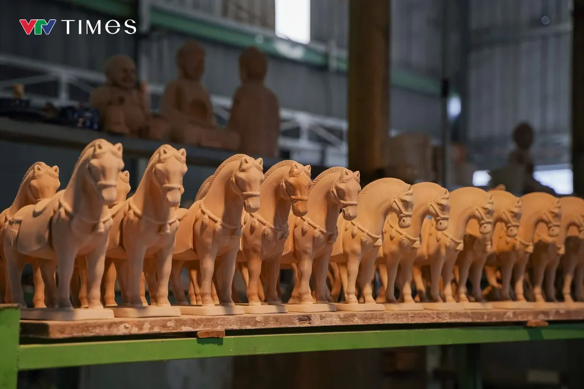 Làng nghề ở TP Hồ Chí Minh tất bật trong mùa Tết - Ảnh 1.