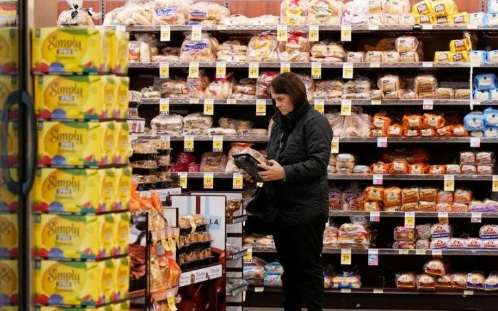 Người dân mua sắm tại siêu thị ở Millbrae, Mỹ. (Ảnh: THX/TTXVN)