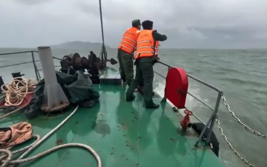 Lực lượng bộ đội Biên phòng triển khai tìm kiếm. Ảnh: Hải Thượng.