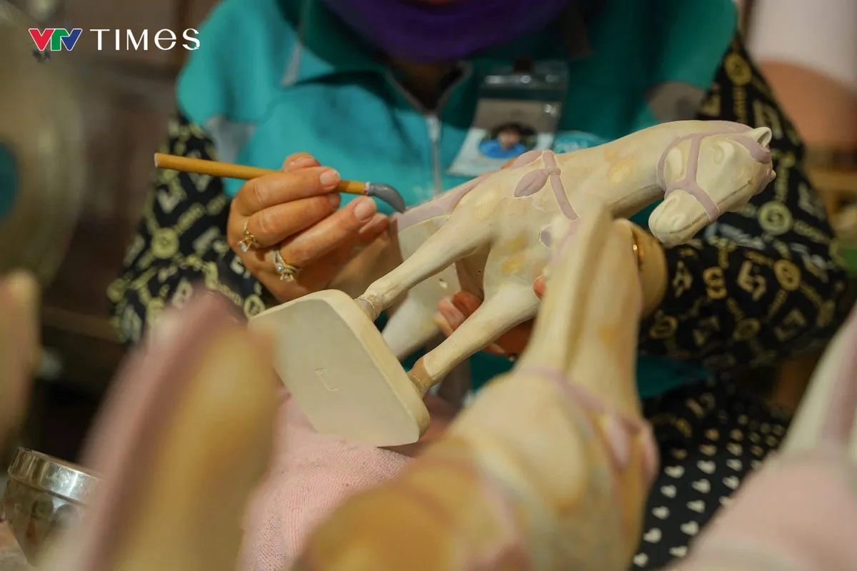 Làng nghề ở TP Hồ Chí Minh tất bật trong mùa Tết - Ảnh 2.