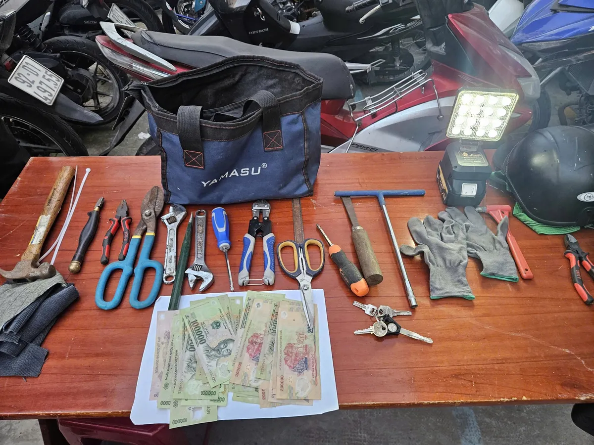 Bắt đối tượng đột nhập c&ocirc;ng ty trộm cắp t&agrave;i sản trị gi&aacute; h&agrave;ng trăm triệu đồng- Ảnh 2.