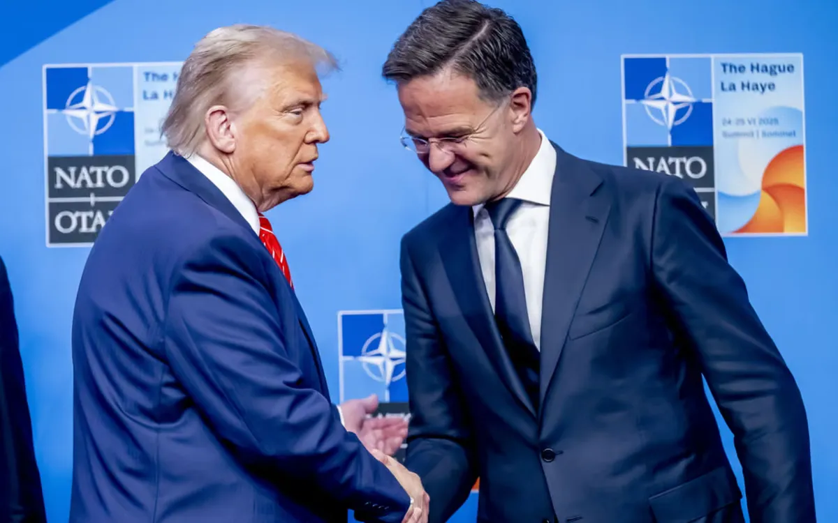 Tổng thống Mỹ Donald Trump (Trái) bắt tay Tổng thư ký NATO Mark Rutte tại một sự kiện hồi tháng 6/2025 (Ảnh: Shutterstock)