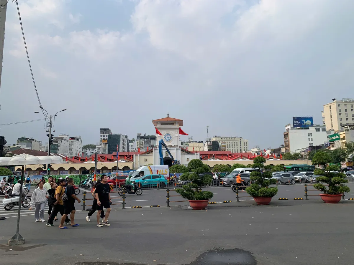 TP Hồ Chí Minh “thay áo mới” cho các công trình biểu tượng đón Tết Bính Ngọ - Ảnh 1.