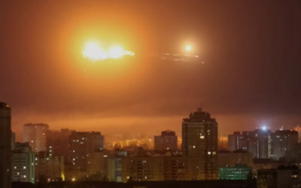 Ukraine gần như hứng hóa lực của quân đội Nga hàng đêm (Ảnh: Guardian)