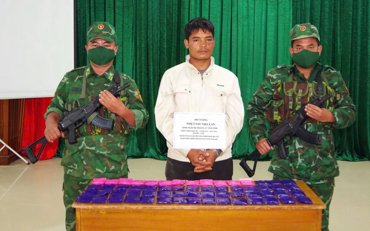 Đối tượng người Lào bị bắt giữ cùng tang vật hơn 12.000 viên ma túy tổng hợp. Ảnh: B.P