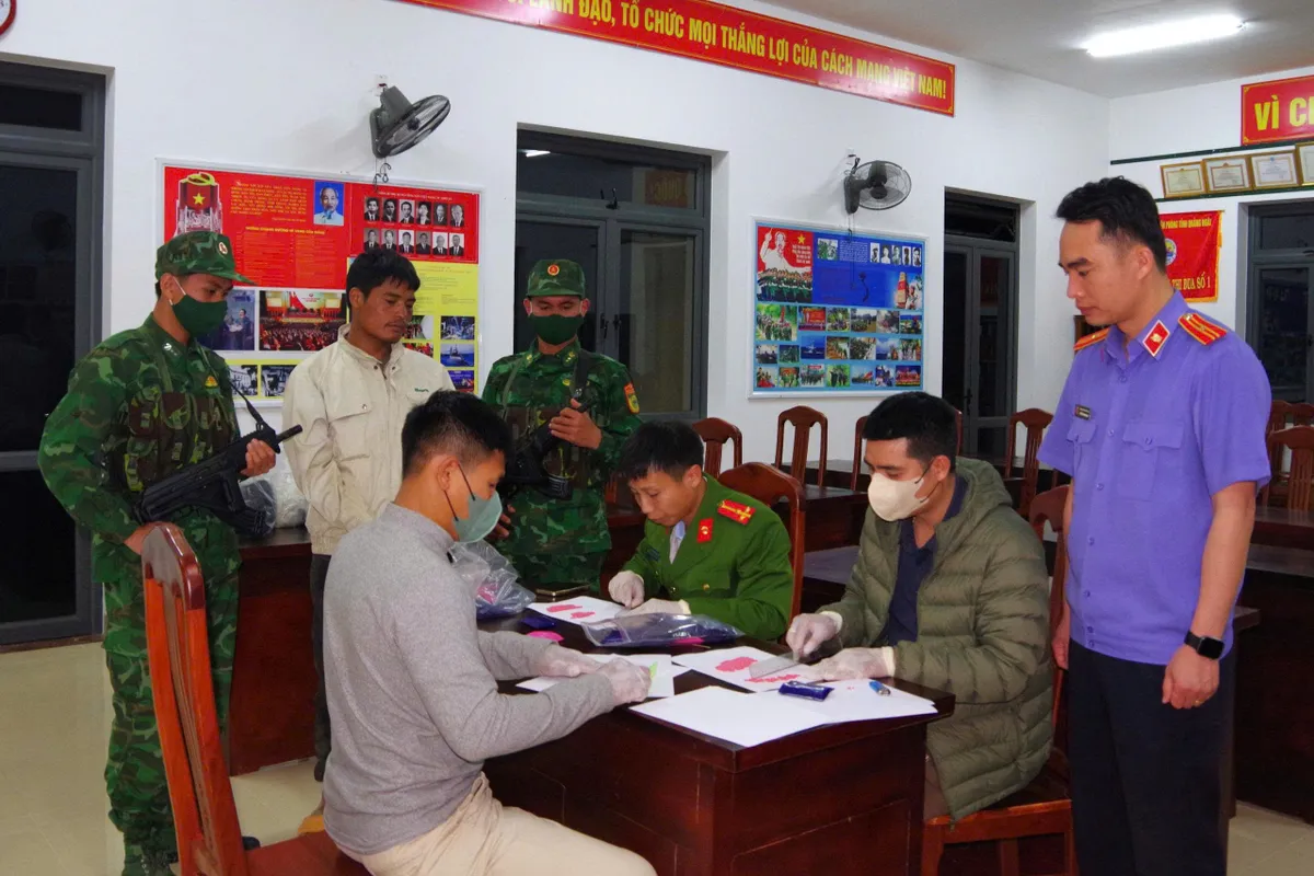 Quảng Ngãi: Bắt đối tượng người Lào vận chuyển hơn 12.000 viên ma túy qua biên giới- Ảnh 2. Quảng Ngãi: Bắt đối tượng người Lào vận chuyển hơn 12.000 viên ma túy qua biên giới- Ảnh 2.
