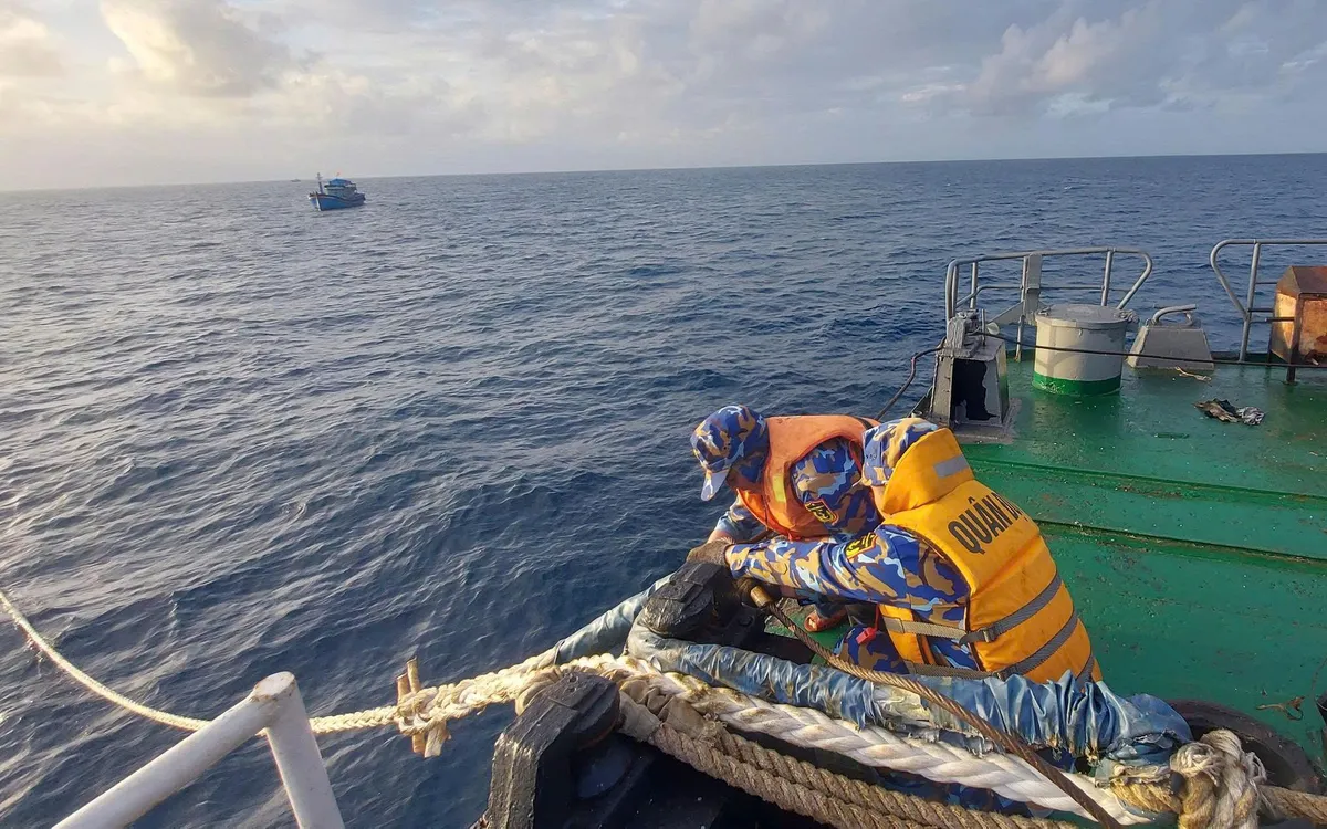 Lực lượng Hải quân Việt Nam cứu nạn tàu cá cùng 8 ngư dân tỉnh Khánh Hòa