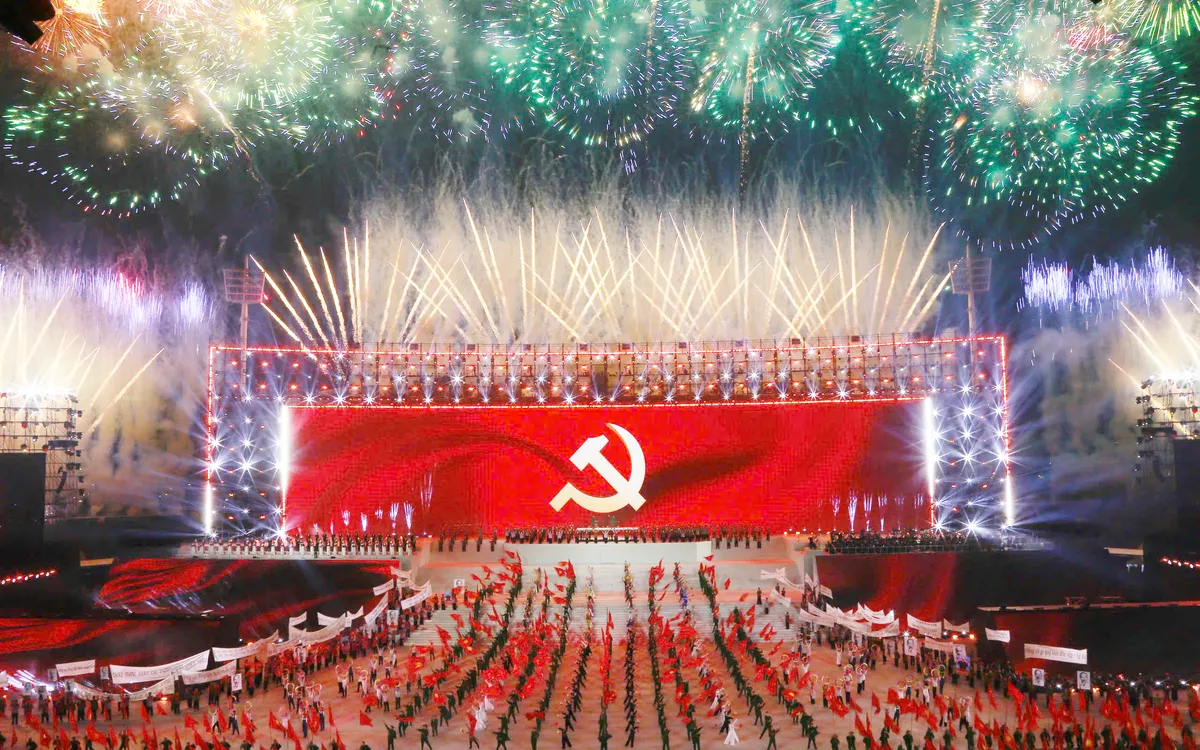 Dưới l&aacute; cờ vẻ vang của Đảng: H&agrave;o h&ugrave;ng bản h&ograve;a ca về niềm tự h&agrave;o d&acirc;n tộc - Ảnh 3.