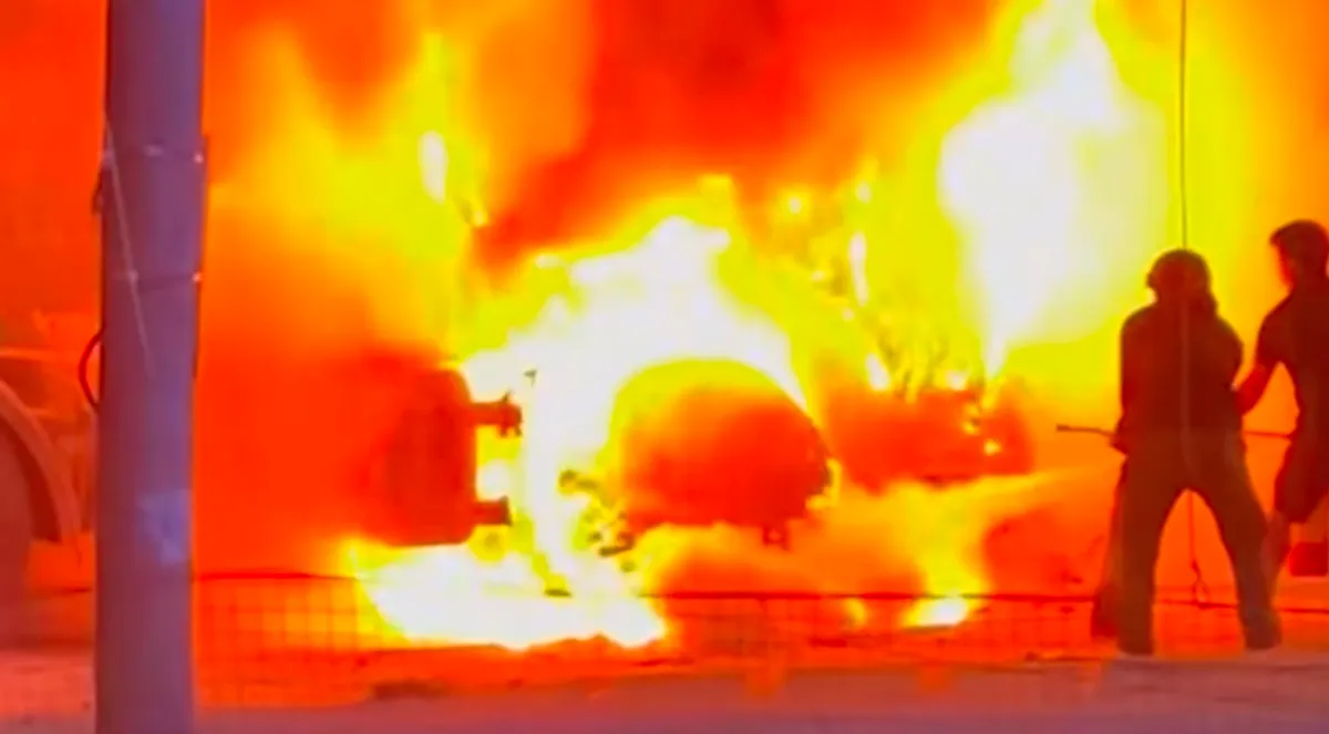 Đồng Nai: Li&ecirc;n tiếp 2 vụ container bốc ch&aacute;y sau tai nạn, giao th&ocirc;ng nhiều tuyến đường &ugrave;n tắc- Ảnh 1.