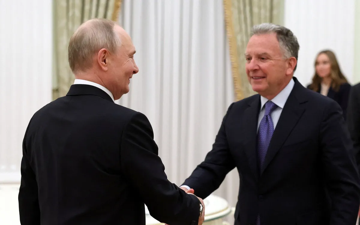 Tổng thống Nga Putin bắt tay đặc phái viên Mỹ Witkoff tại Điện Kremlin ở Moscow, Nga, ngày 22/1/2026 (Ảnh: Reuters)