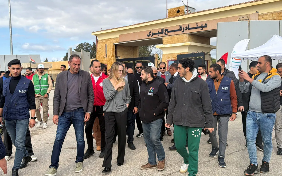 Đoàn từ thiện tại khu vực cửa khẩu Rafah giữa Ai Cập và Dải Gaza, ngày 2/1/2026 (Ảnh: Reuters)