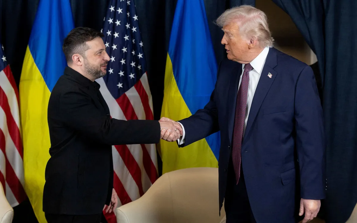 Tổng thống Ukraine và Tổng thống Mỹ bắt tay trong cuộc gặp bên lề Diễn đàn Kinh tế Thế giới tại Davos, Thụy Sĩ, ngày 22/1/ 2026 (Ảnh: Reuters)