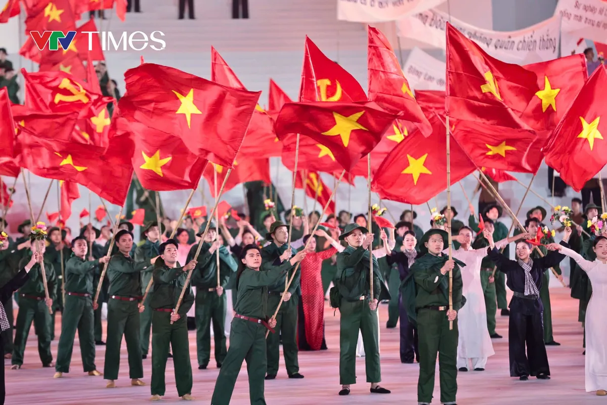 Dưới l&aacute; cờ vẻ vang của Đảng: H&agrave;o h&ugrave;ng bản h&ograve;a ca về niềm tự h&agrave;o d&acirc;n tộc - Ảnh 9.