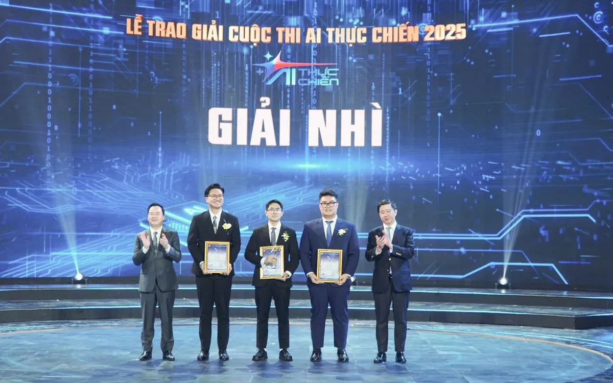 Đội "VƯƠN MÌNH" của CMC ATI & C-OpenAI nhận Giải Nhì cuộc thi "AI Thực chiến" 2025 tại Lễ Trao giải tối 10/01/2026.