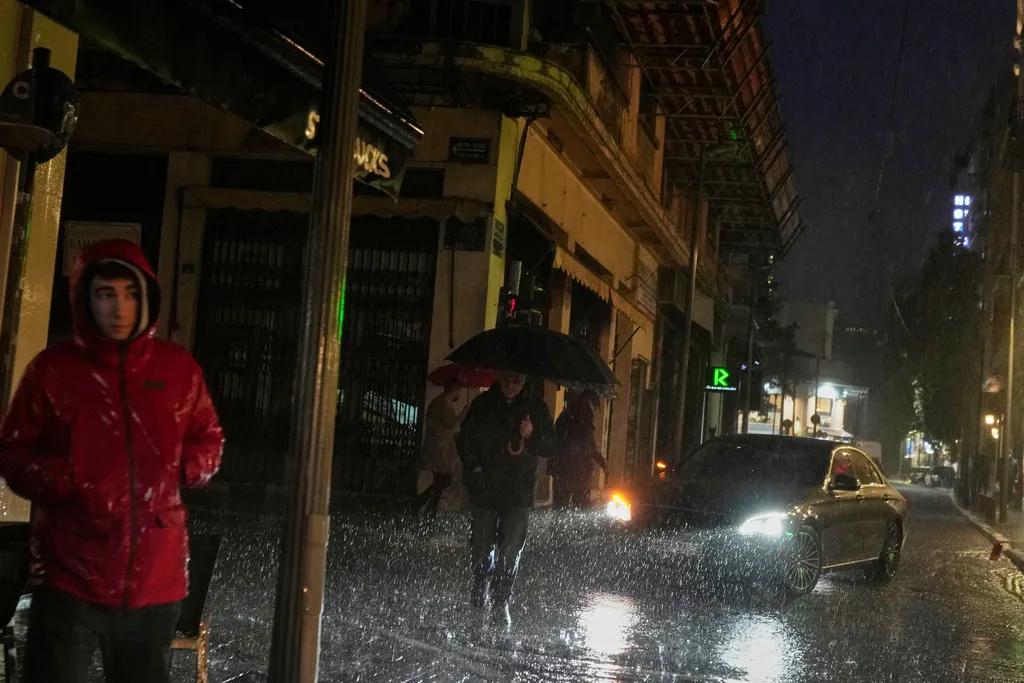 Mưa lớn g&acirc;y ngập lụt nặng ở Hy Lạp, 2 người thiệt mạng  - Ảnh 5.