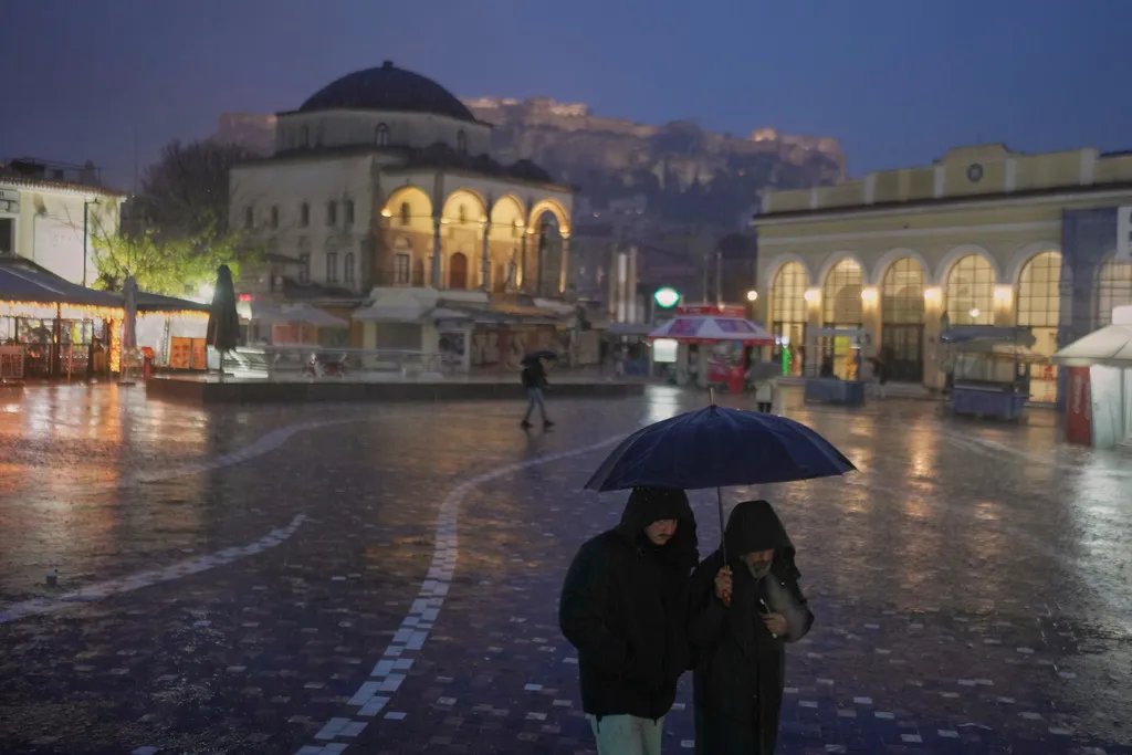 Mưa lớn g&acirc;y ngập lụt nặng ở Hy Lạp, 2 người thiệt mạng  - Ảnh 6.