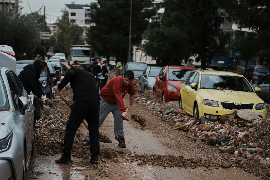Mưa lớn g&acirc;y ngập lụt nặng ở Hy Lạp, 2 người thiệt mạng  - Ảnh 7.