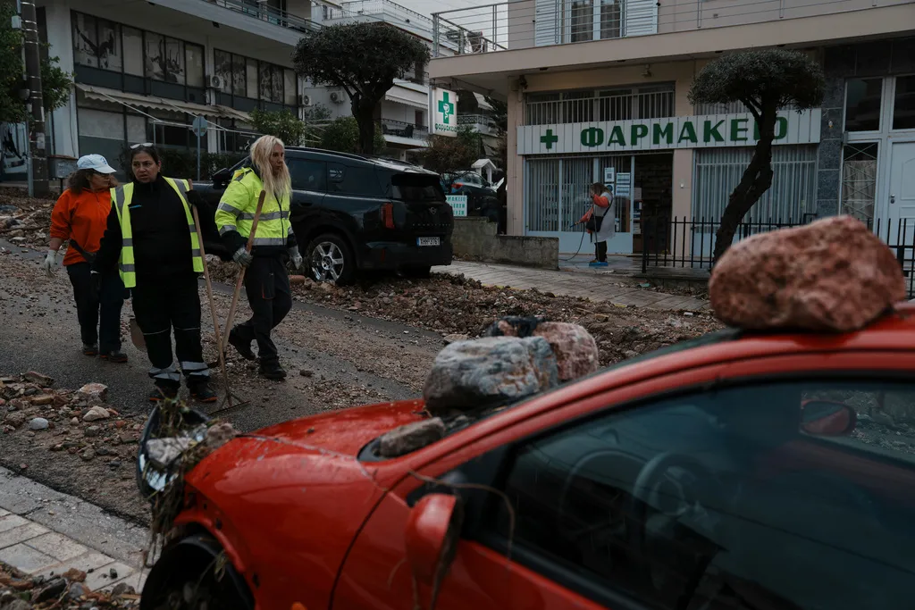 Mưa lớn g&acirc;y ngập lụt nặng ở Hy Lạp, 2 người thiệt mạng  - Ảnh 8.