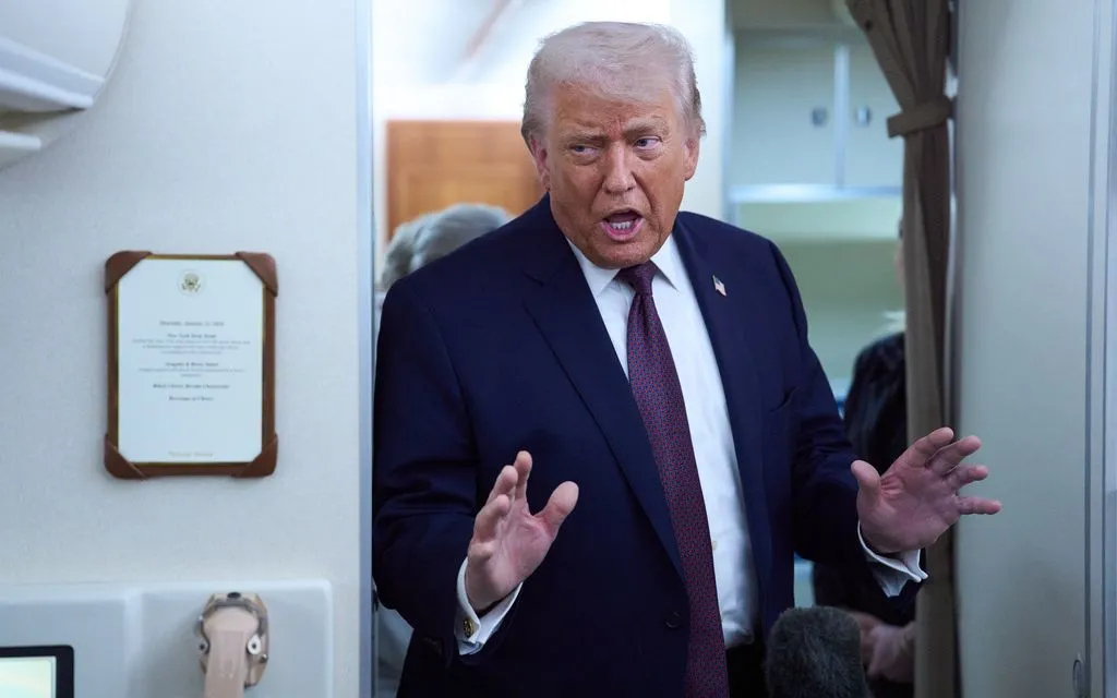 Tổng thống Donald Trump phát biểu với báo giới trên chuyên cơ Không lực Một khi trở về từ Diễn đàn Kinh tế Thế giới tại Davos, ngày 22/1/2026. (Ảnh: AP)