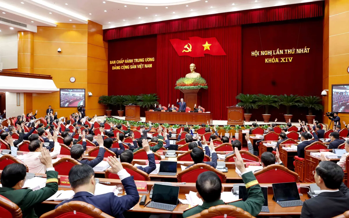 Các đồng chí Uỷ viên Trung ương biểu quyết thông qua danh sách bầu Bộ Chính trị khoá XIV. Ảnh TTXVN
