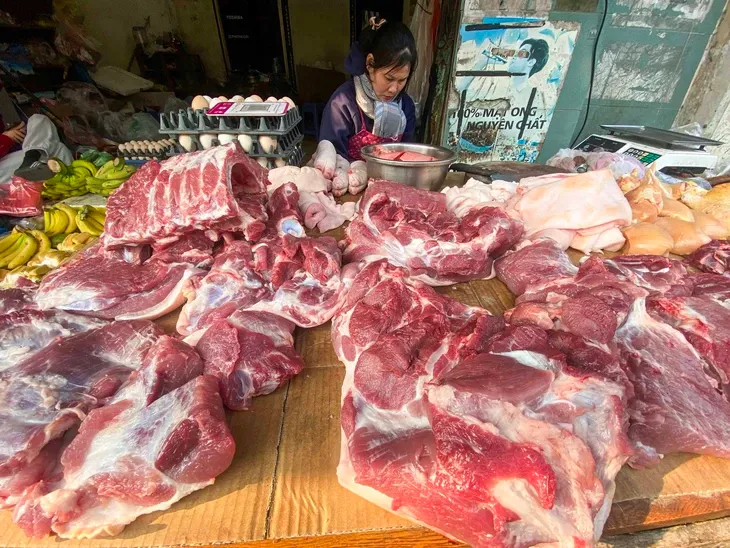 Cận Tết Nguy&ecirc;n đ&aacute;n, gi&aacute; thịt lợn tại TPHCM tăng từng ng&agrave;y- Ảnh 1.