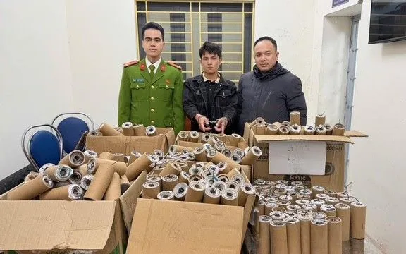 Đối tượng Đức (giữa) cùng tang vật bị thu giữ