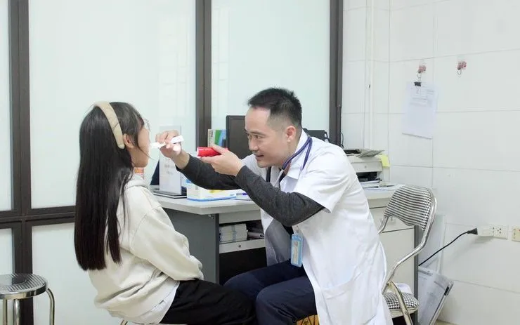 Các bác sĩ Bệnh viện đa khoa Đông Anh khám cho người dân tại các trạm y tế.