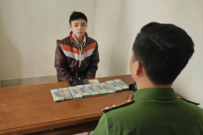 Mang gần 3 c&acirc;y v&agrave;ng đến bệnh viện, nữ nh&acirc;n vi&ecirc;n y tế bị kẻ gian lấy trộm- Ảnh 1.