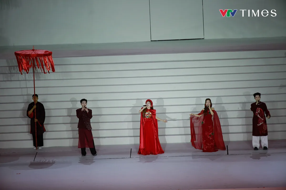 Dưới l&aacute; cờ vẻ vang của Đảng: H&agrave;o h&ugrave;ng bản h&ograve;a ca về niềm tự h&agrave;o d&acirc;n tộc - Ảnh 20.