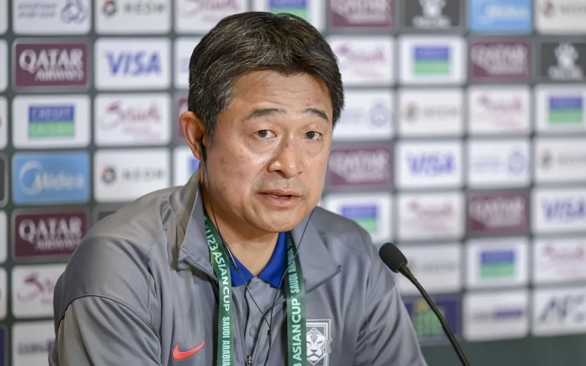 HLV Lee Min-sung tỏ ra vô cùng thất vọng sau khi U23 Hàn Quốc thua U23 Việt Nam trong trận tranh hạng Ba tại VCK U23 châu Á (Ảnh: AFC).