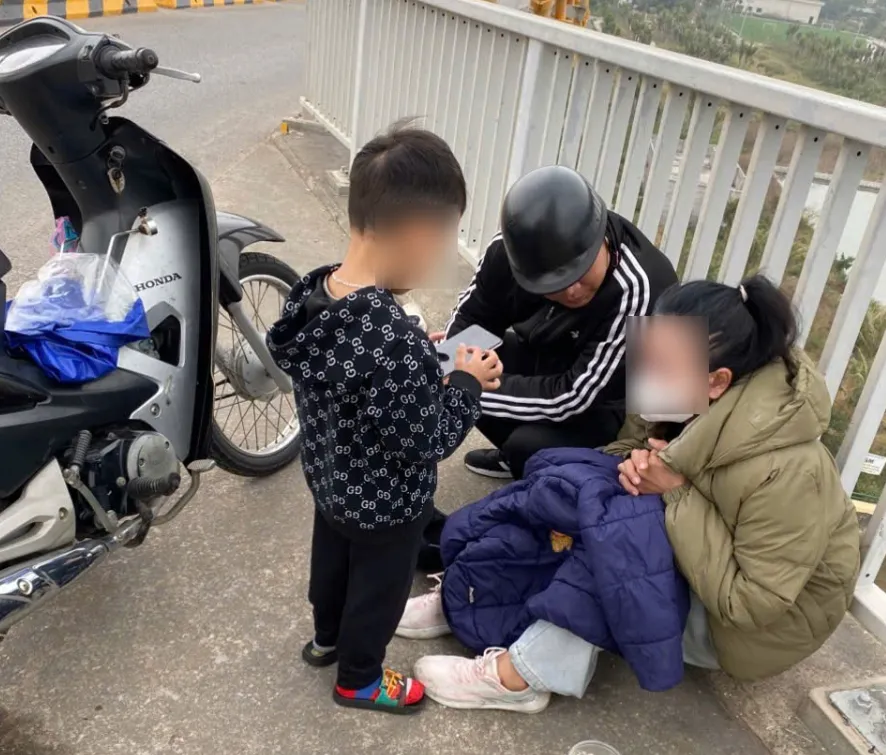 C&ocirc;ng an x&atilde; v&agrave; người d&acirc;n lao xuống k&ecirc;nh nước cứu c&ocirc; g&aacute;i nhảy cầu tự tử - Ảnh 1.