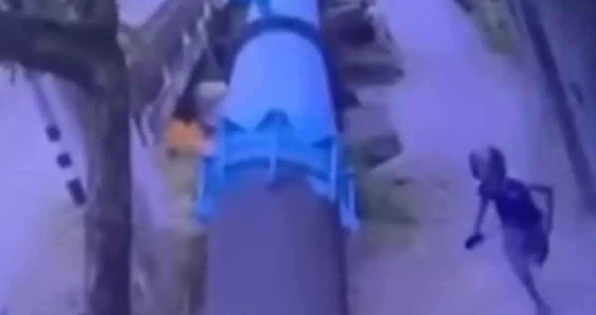 Ba thiếu niên Thái Lan phóng hỏa người vô gia cư nằm ngủ dưới gầm cầu- Ảnh 1. Ba thiếu niên Thái Lan phóng hỏa người vô gia cư nằm ngủ dưới gầm cầu- Ảnh 1.