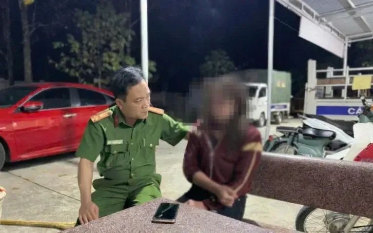 Thượng tá Lê Thanh Tuân - Trưởng Công an xã động viên nạn nhân.