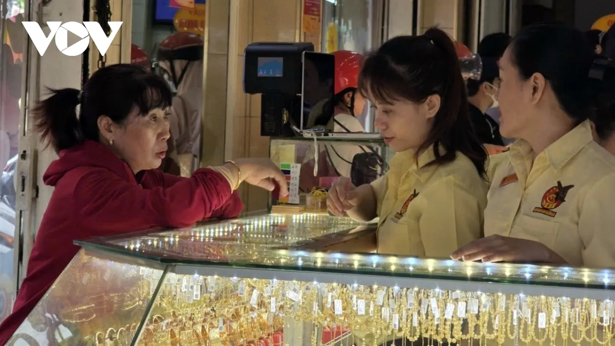 Giá vàng hôm nay 23/1: Giá vàng SJC tăng 4 triệu đồng/lượng- Ảnh 1. Giá vàng hôm nay 23/1: Giá vàng SJC tăng 4 triệu đồng/lượng- Ảnh 1.